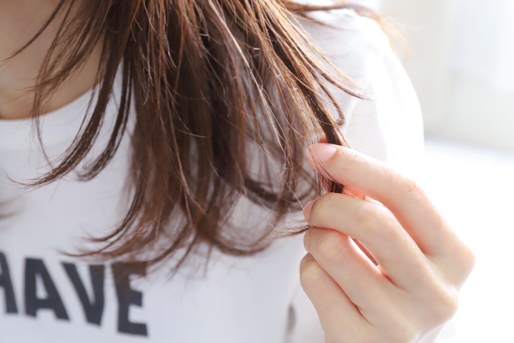 シャボン玉石けんのシャンプーで軋む女性